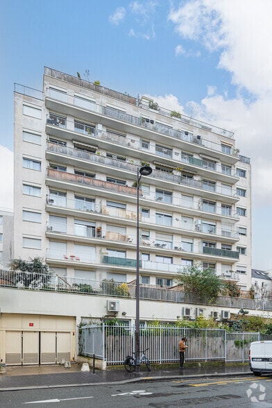 Immeuble residentiel dans Paris à vendre - Photo de l’immeuble – Image 2 sur 5