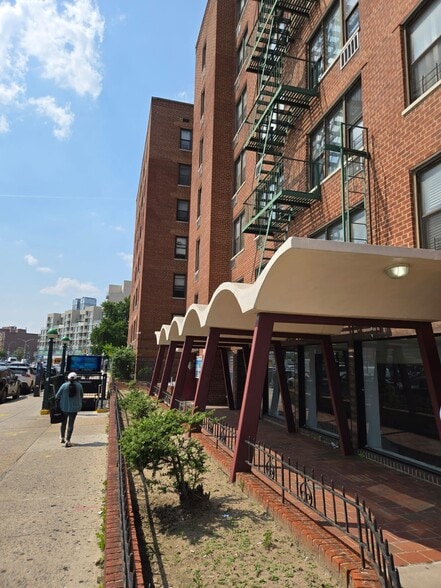 8635 Queens Blvd, Elmhurst, NY à louer - Photo de l’immeuble – Image 1 sur 10