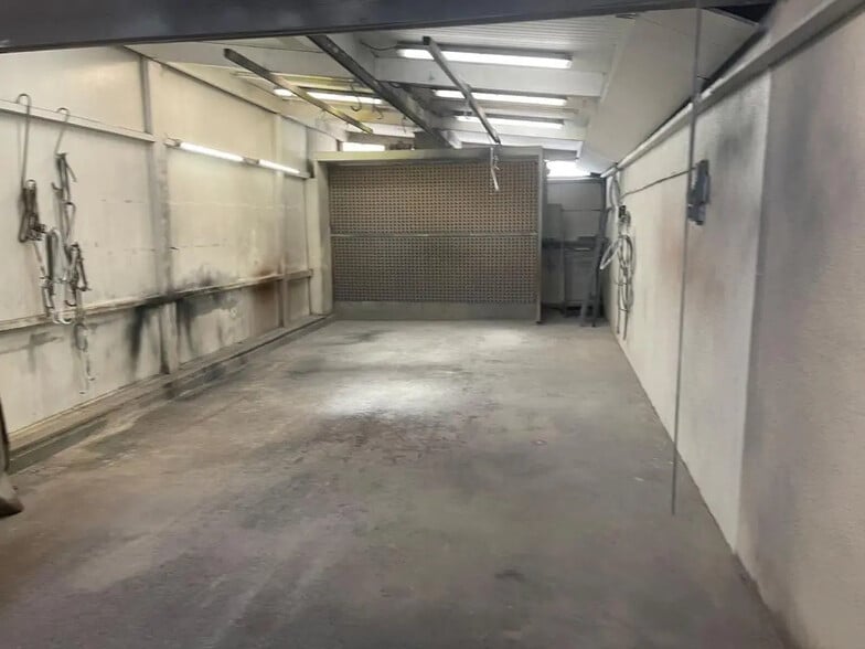 Local d'activités dans Valliquerville à vendre - Photo de l’immeuble – Image 3 sur 3