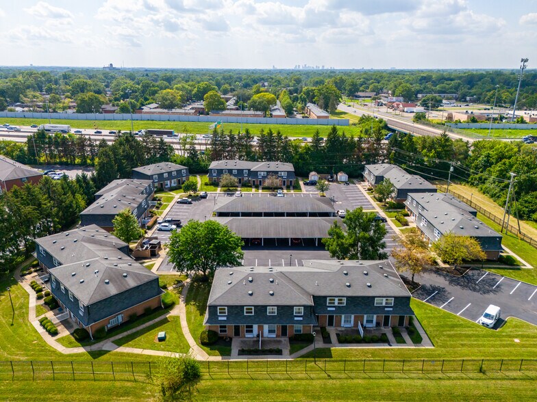 5596 Autumn Chase Dr, Columbus, OH à vendre - Photo de l’immeuble – Image 2 sur 37