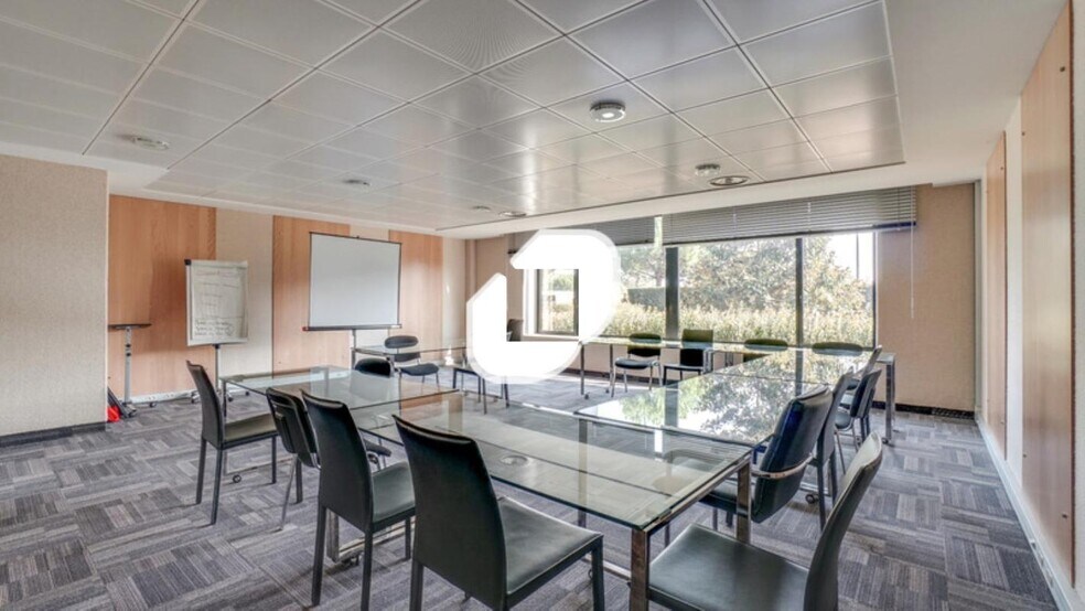 Bureau dans Lieusaint à vendre - Photo de l’immeuble – Image 2 sur 13