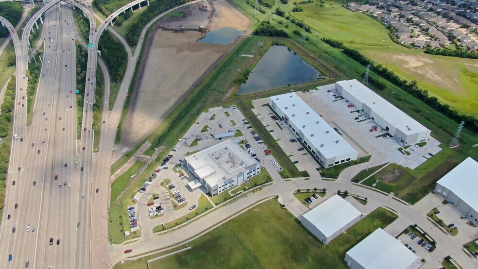 13027 Gulf Commerce Dr, Houston, TX à louer - Photo de l’immeuble – Image 2 sur 9