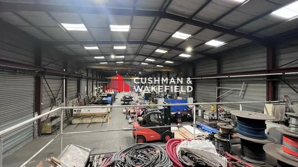 Local d'activités dans L'ISLE-JOURDAIN à vendre - Photo de l’immeuble – Image 3 sur 7