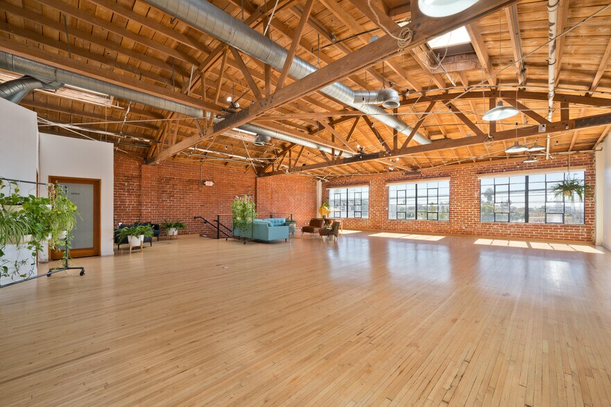 6535-6547 Santa Monica Blvd, Los Angeles, CA à louer - Photo de l’immeuble – Image 2 sur 9