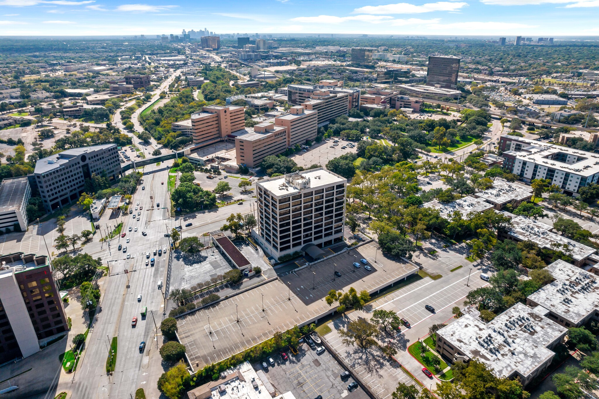 7515 Greenville Ave, Dallas, TX à louer Photo de l’immeuble– Image 1 sur 33