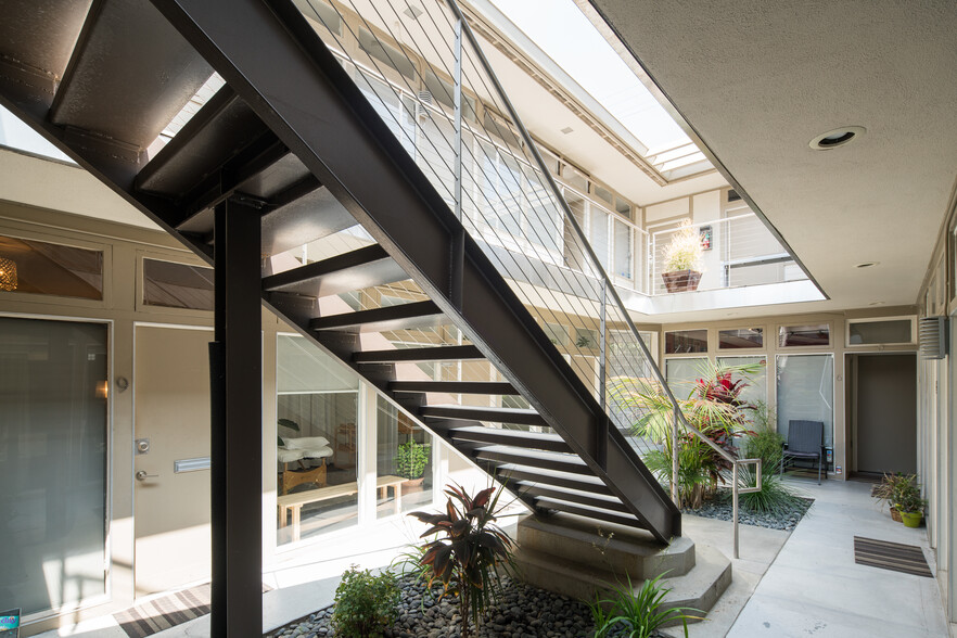 8217 Beverly Blvd, Los Angeles, CA à louer - Photo de l’immeuble – Image 3 sur 5