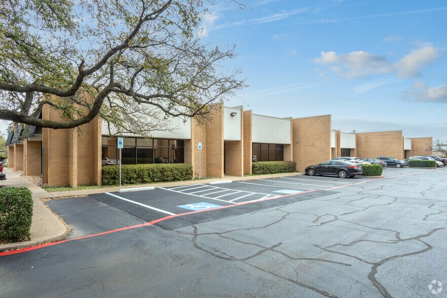 4550-4552 Beltway Dr, Addison, TX à louer - Photo de l’immeuble – Image 2 sur 4