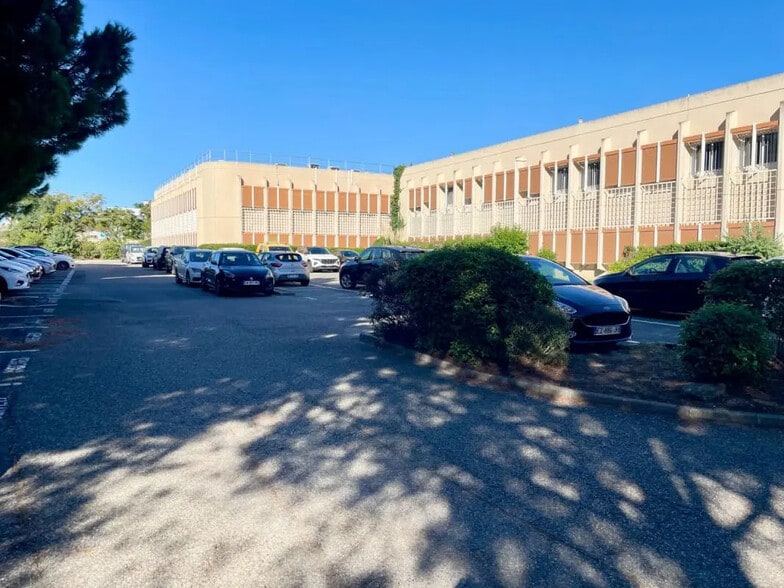 56 Avenue Blaise Pascal, Vitrolles à louer - Photo de l’immeuble – Image 3 sur 19