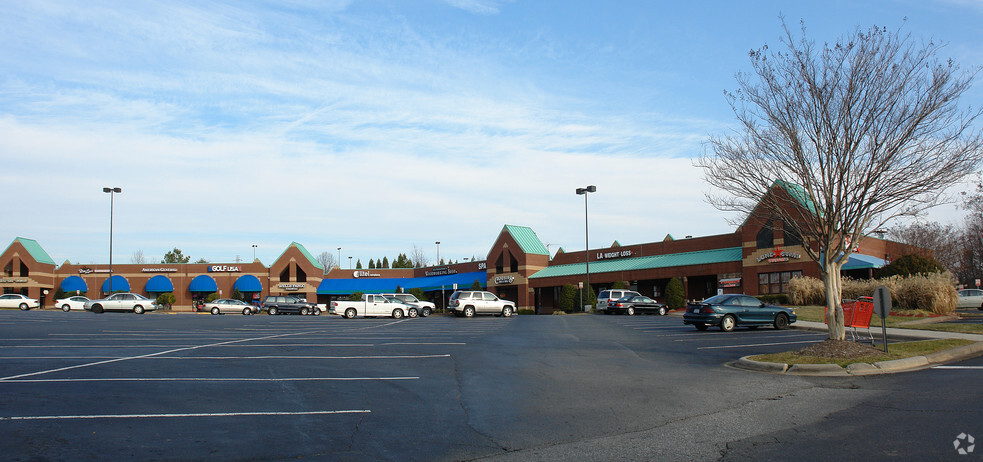 500-692 Hanes Mall Blvd, Winston-Salem, NC à louer - Photo de l’immeuble – Image 3 sur 26