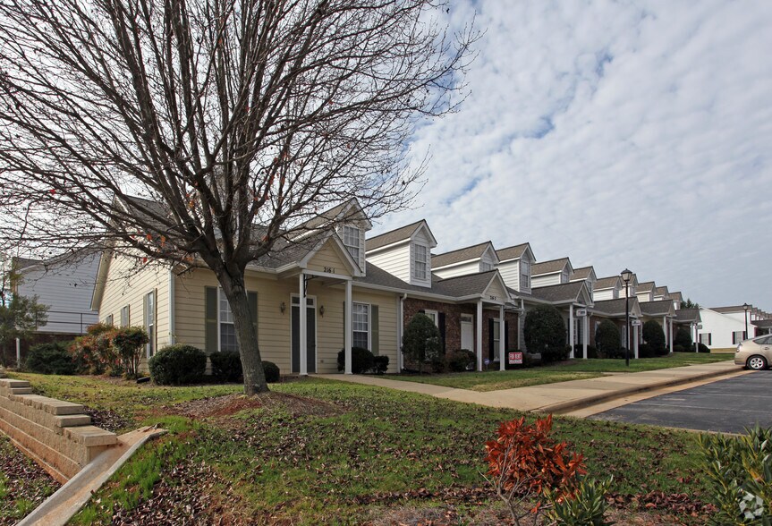 216 S Swing Rd, Greensboro, NC à louer - Photo de l’immeuble – Image 3 sur 4