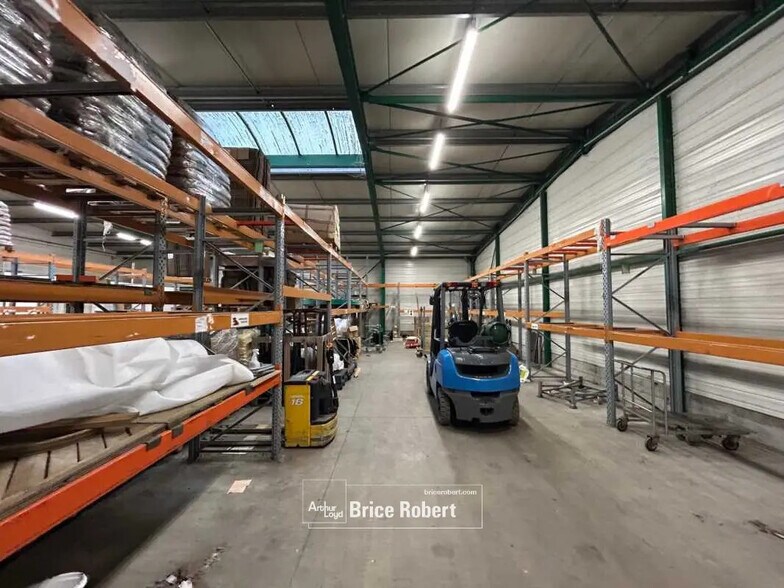 Local d’activités dans Saint-Priest à louer - Photo de l’immeuble – Image 3 sur 12