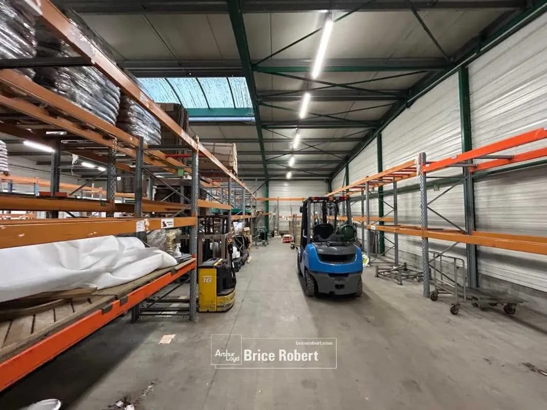 Local d’activités dans Saint-Priest à louer Photo intérieure– Image 1 sur 10