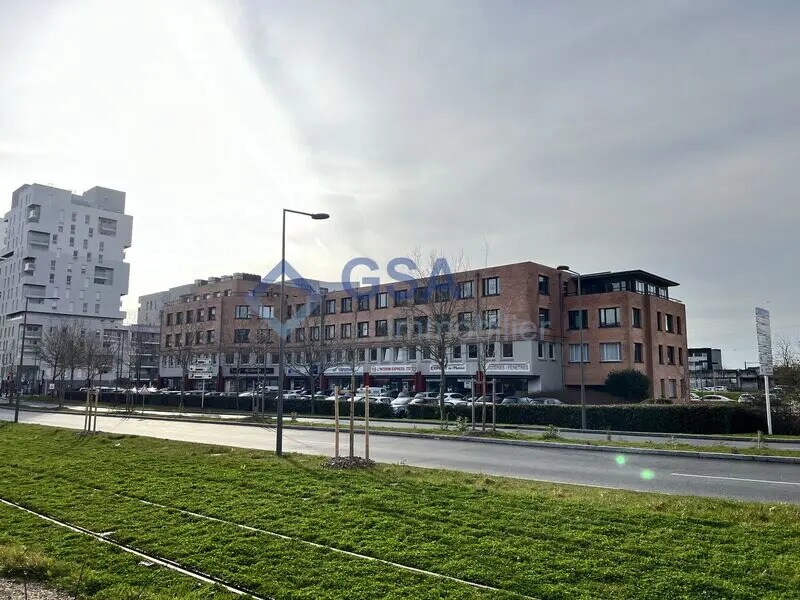 Local commercial dans Évry-Courcouronnes à louer Photo de l’immeuble– Image 1 sur 6