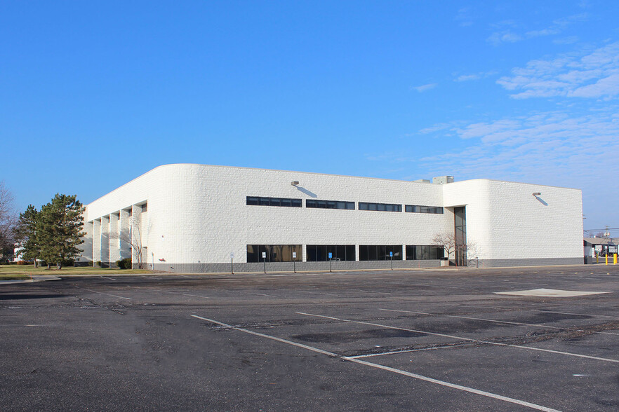999 Tech Row, Madison Heights, MI à louer - Photo principale – Image 1 sur 4
