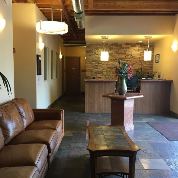 160 Guthrie Ln, Brentwood, CA à louer - Hall d’entrée – Image 3 sur 5