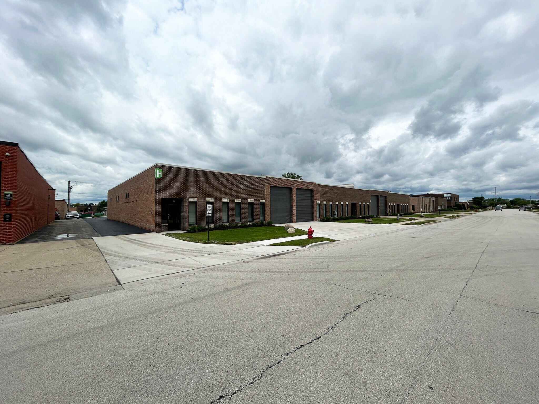 76-92 N Lively Blvd, Elk Grove Village, IL à louer Photo de l’immeuble– Image 1 sur 7