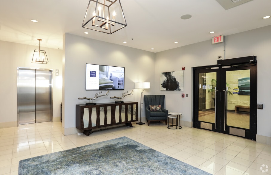 410 S Maple Ave, Falls Church, VA à louer - Hall d’entrée – Image 2 sur 36