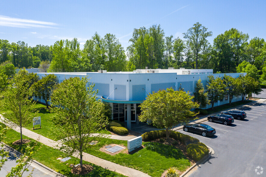 9820 Northcross Center Ct, Huntersville, NC à louer - Photo de l’immeuble – Image 1 sur 11