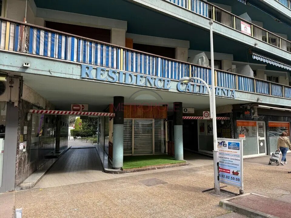 Local commercial dans Cagnes-sur-Mer à louer Photo de l’immeuble– Image 1 sur 11