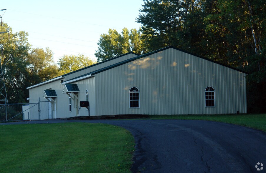 7702 Maltlage Dr, Bayberry, NY à louer - Photo de l’immeuble – Image 2 sur 2