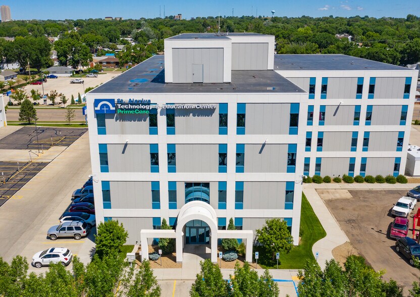 1310 E Main Ave, Bismarck, ND à louer - Photo de l’immeuble – Image 1 sur 28