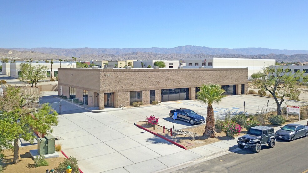 72110 Corporate Way, Thousand Palms, CA à louer - Photo de l’immeuble – Image 1 sur 12