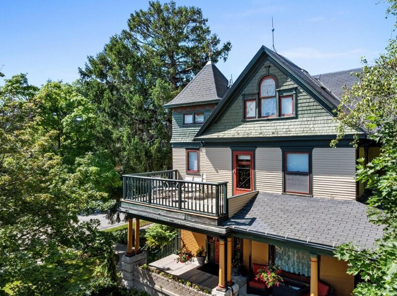 908 Michigan St, Sturgeon Bay, WI à vendre - Photo principale – Image 1 sur 52