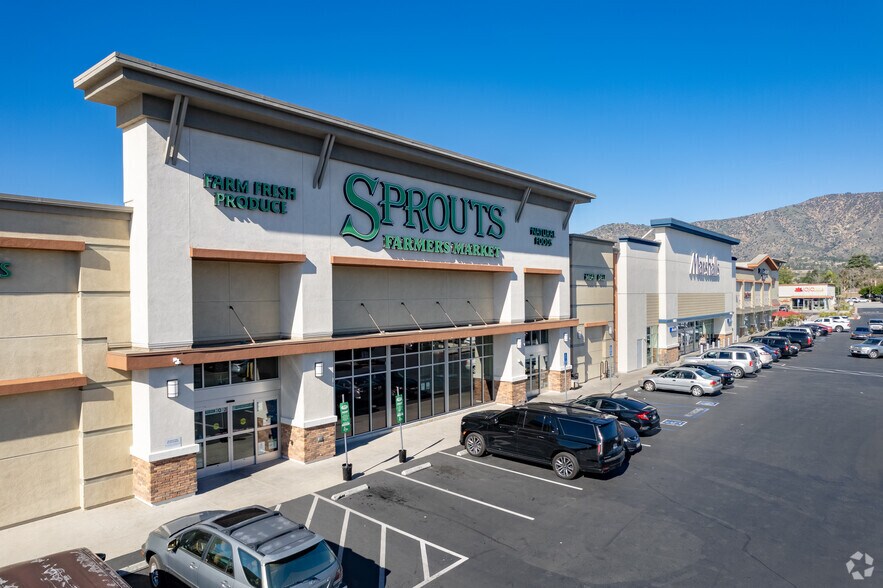 655 S Grand Ave, Glendora, CA à louer - Photo de l’immeuble – Image 2 sur 11