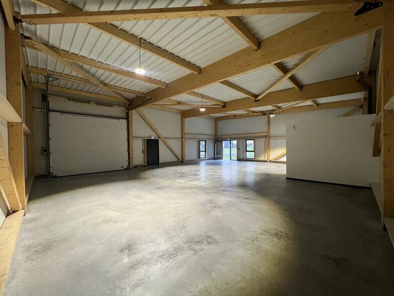 Local d’activités dans Saint-Jean-de-la-Neuville à louer - Photo de l’immeuble – Image 1 sur 4