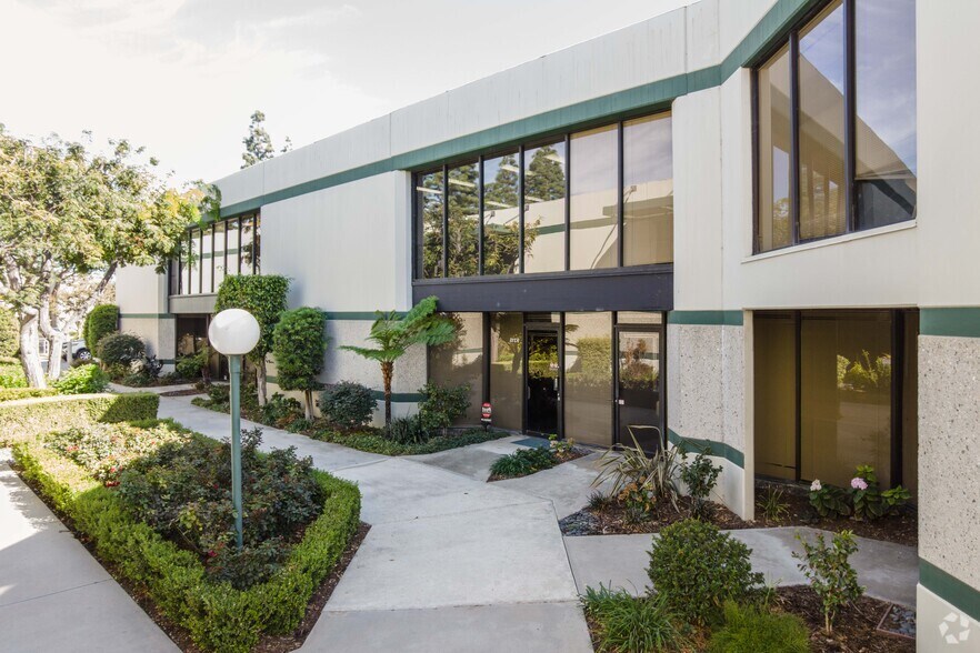 9305-9321 Eton Ave, Chatsworth, CA à vendre - Photo de l’immeuble – Image 3 sur 4