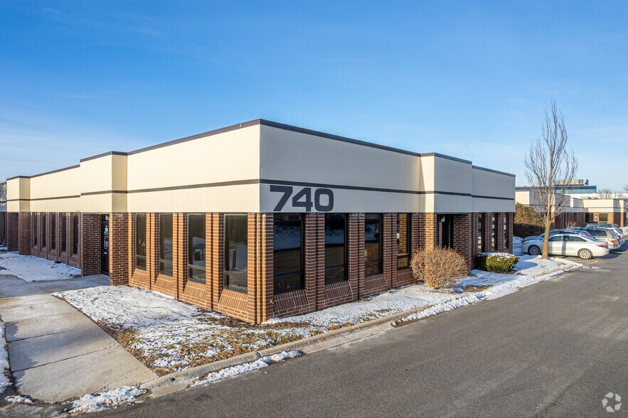 740 Pasquinelli Dr, Westmont, IL à louer - Photo de l’immeuble – Image 2 sur 18