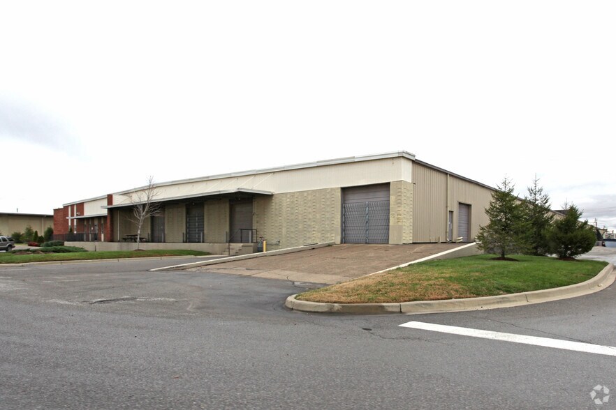 7635 National Tpke, Louisville, KY à louer - Photo de l’immeuble – Image 2 sur 5