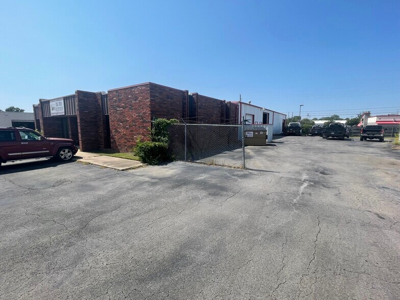 608 N Walnut Ave, Broken Arrow, OK à louer - Photo de l’immeuble – Image 2 sur 4