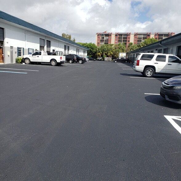 2003-2033 W McNab Rd, Pompano Beach, FL à louer - Photo de l’immeuble – Image 2 sur 13
