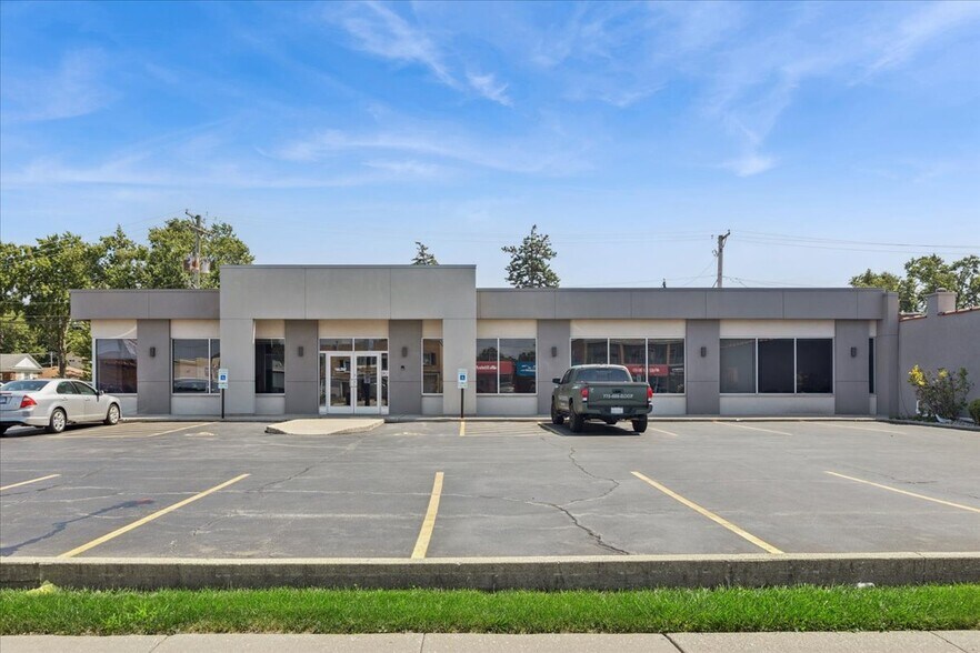 10439 W Cermak Rd, Westchester, IL à vendre - Photo de l’immeuble – Image 1 sur 22