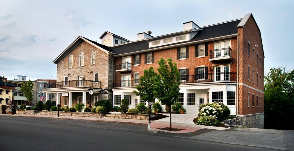 3 Fennell St, Skaneateles, NY à louer - Photo de l’immeuble – Image 1 sur 2