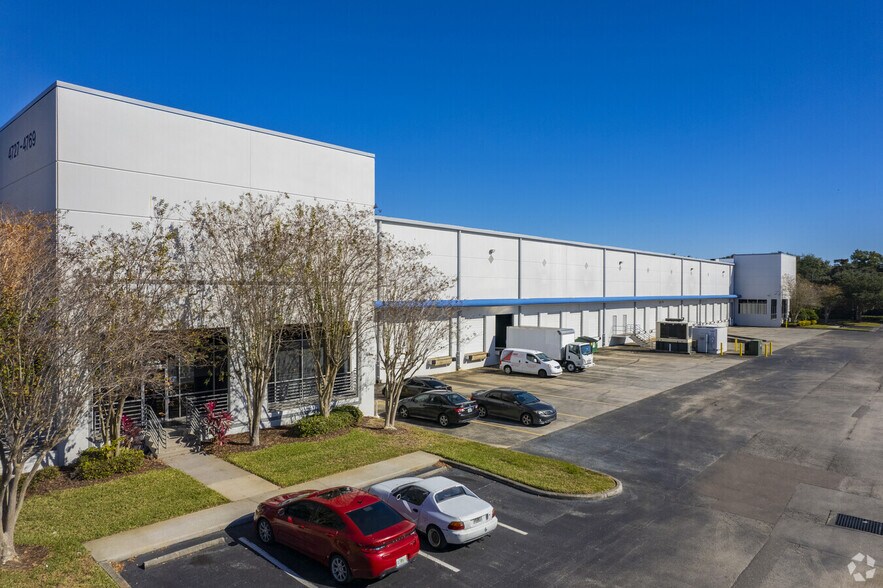 8600-8655 Elm Fair Blvd, Tampa, FL à louer - Photo de l’immeuble – Image 3 sur 4