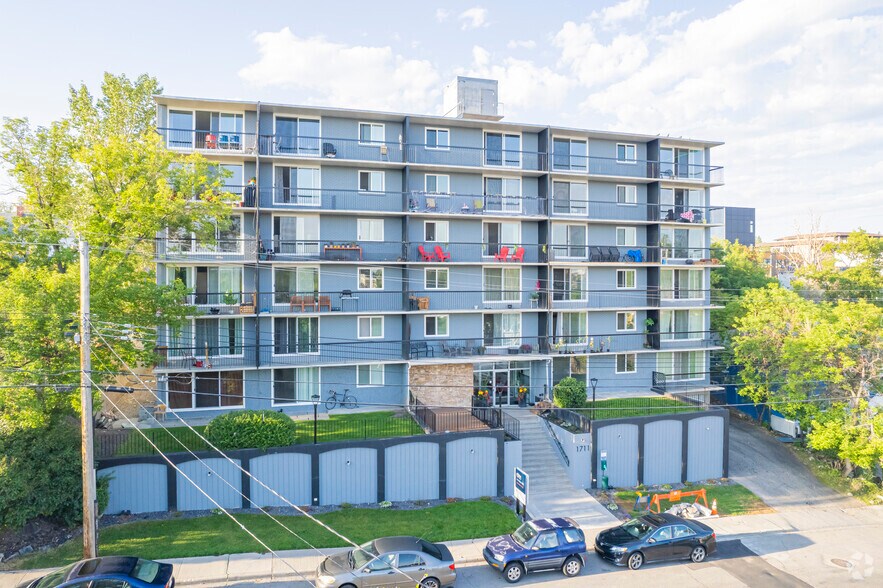 1711 25th Ave SW, Calgary, AB à vendre - Photo de l’immeuble – Image 2 sur 7