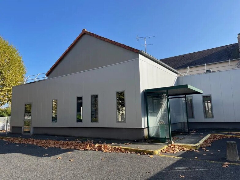 Local d’activités dans Montmorency à louer - Photo de l’immeuble – Image 3 sur 17