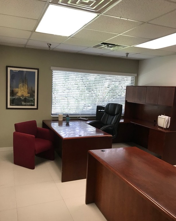 3325 NW 70th Ave, Miami, FL à louer Photo intérieure– Image 1 sur 9