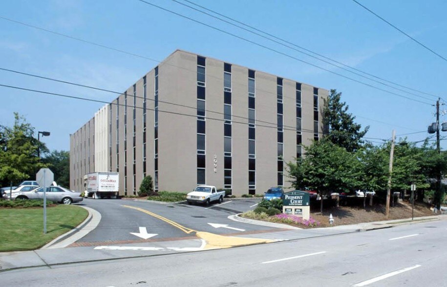 3098 Piedmont Rd NE, Atlanta, GA à louer - Photo de l’immeuble – Image 2 sur 5