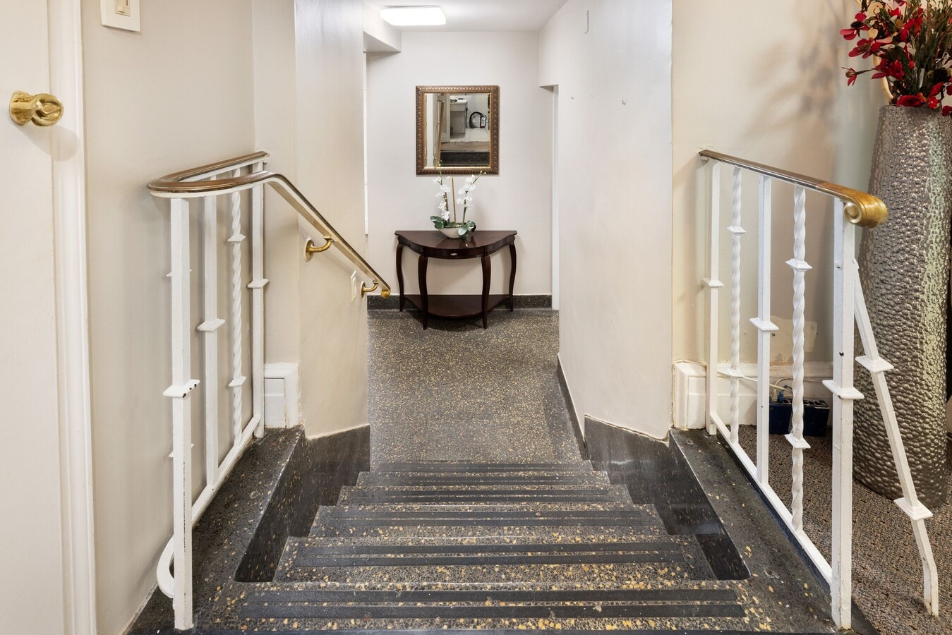 893-899 Park Ave, New York, NY 10075 - Lot 1B -  - Photo intérieure - Image 2 of 2