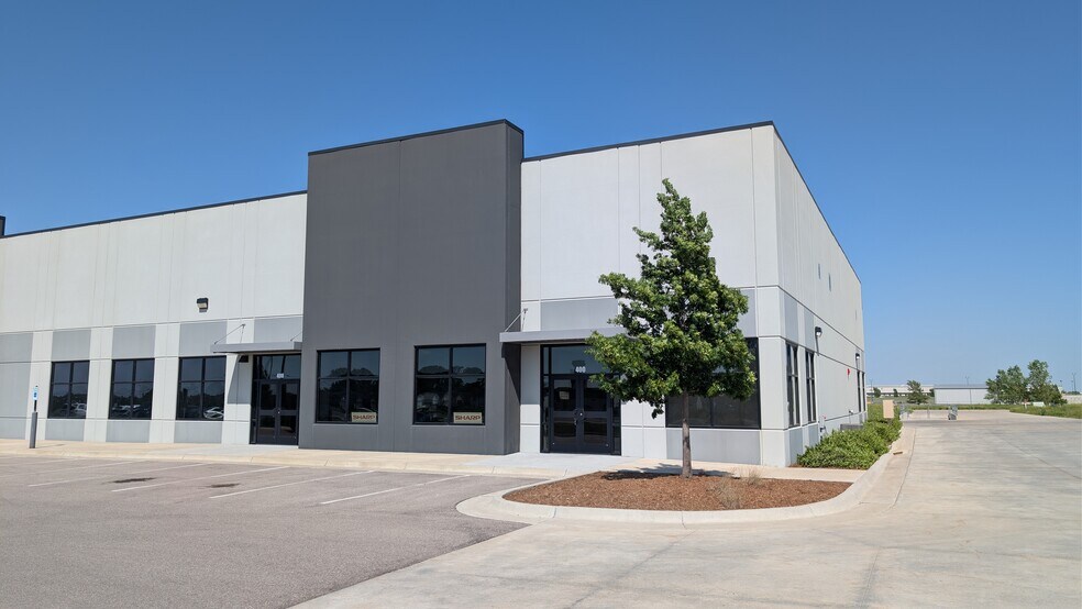 5220 N Webb Rd, Bel Aire, KS à louer - Photo de l’immeuble – Image 1 sur 7