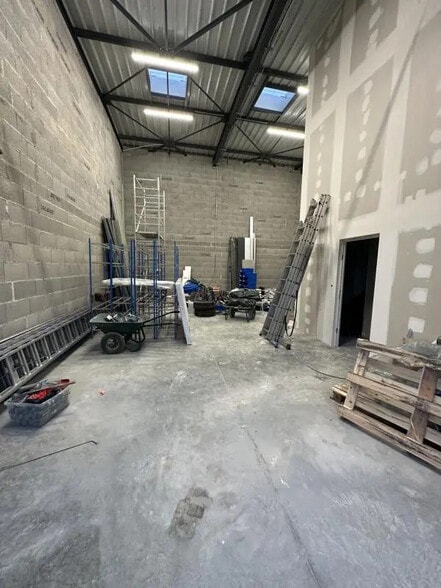 Local d’activités dans Cailloux-sur-Fontaines à louer - Photo de l’immeuble – Image 3 sur 7