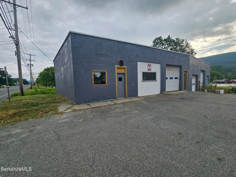 101 Howland Ave, Adams, MA à louer - Photo de l’immeuble – Image 1 sur 7