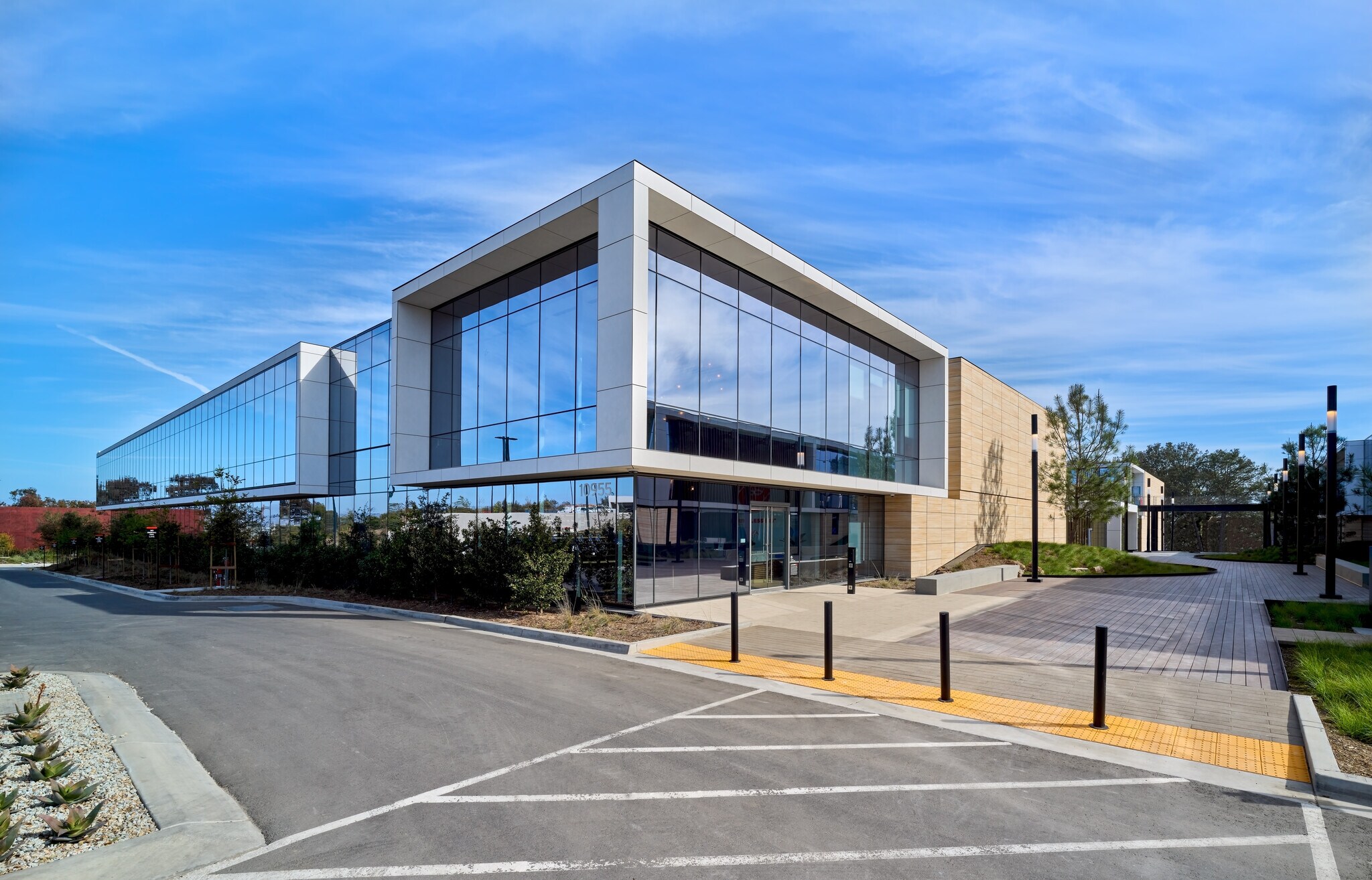 10955 Alexandria Way, La Jolla, CA à louer Photo de l’immeuble– Image 1 sur 8