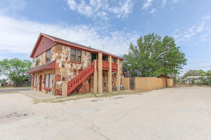 1201 E 11th Pl, Big Spring, TX à vendre - Photo principale – Image 1 sur 41