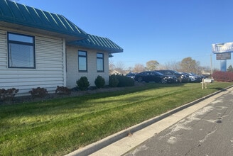 N86W14041 Beacon St, Menomonee Falls, WI à louer Photo de l’immeuble– Image 2 sur 8