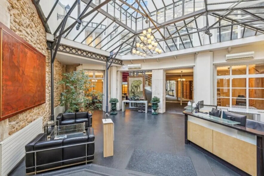 16 Rue Portalis, Paris à louer - Photo de l’immeuble – Image 1 sur 7