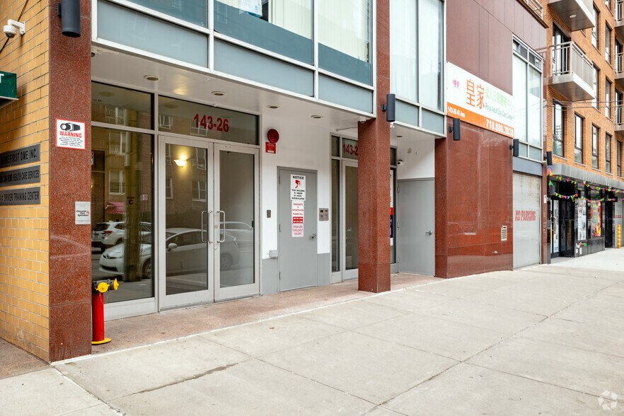 143-26 41st Ave, Flushing, NY à vendre - Photo de l’immeuble – Image 3 sur 18